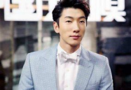 张亮在模特界的地位,中国首席男模的时尚之路与跨界成就