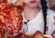小姐姐吃鸡排加上甜辣酱,小姐姐畅享美味鸡排盛宴